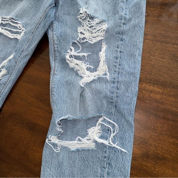 American Eagle Highest Rise Mom Jeans Womens 4 Light Blue Wash Distressed - Picture 6 of 13